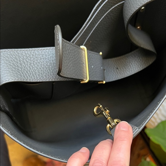 Cuyana Charcoal Leather Linea Oversized Shoulder Bag - Picture 4 of 9